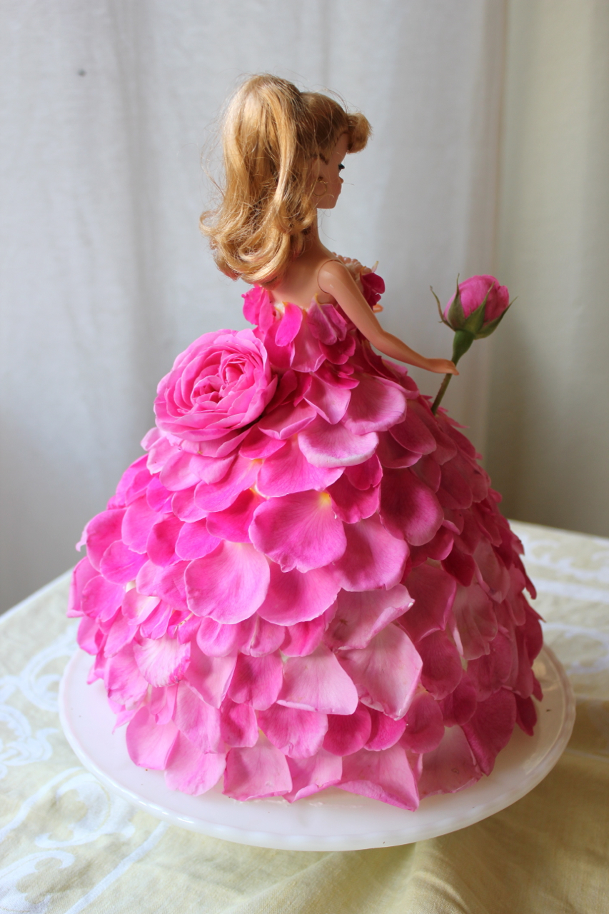 barbie rose cake back
